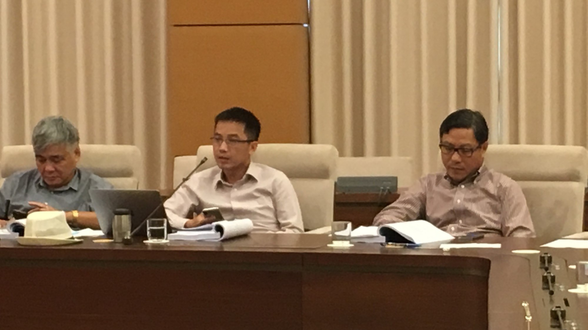 Nguyên Thứ trưởng Bộ Kế hoạch và Đầu tư Đặng Huy Đông (ngoài cùng phên phải) tại phiên họp.