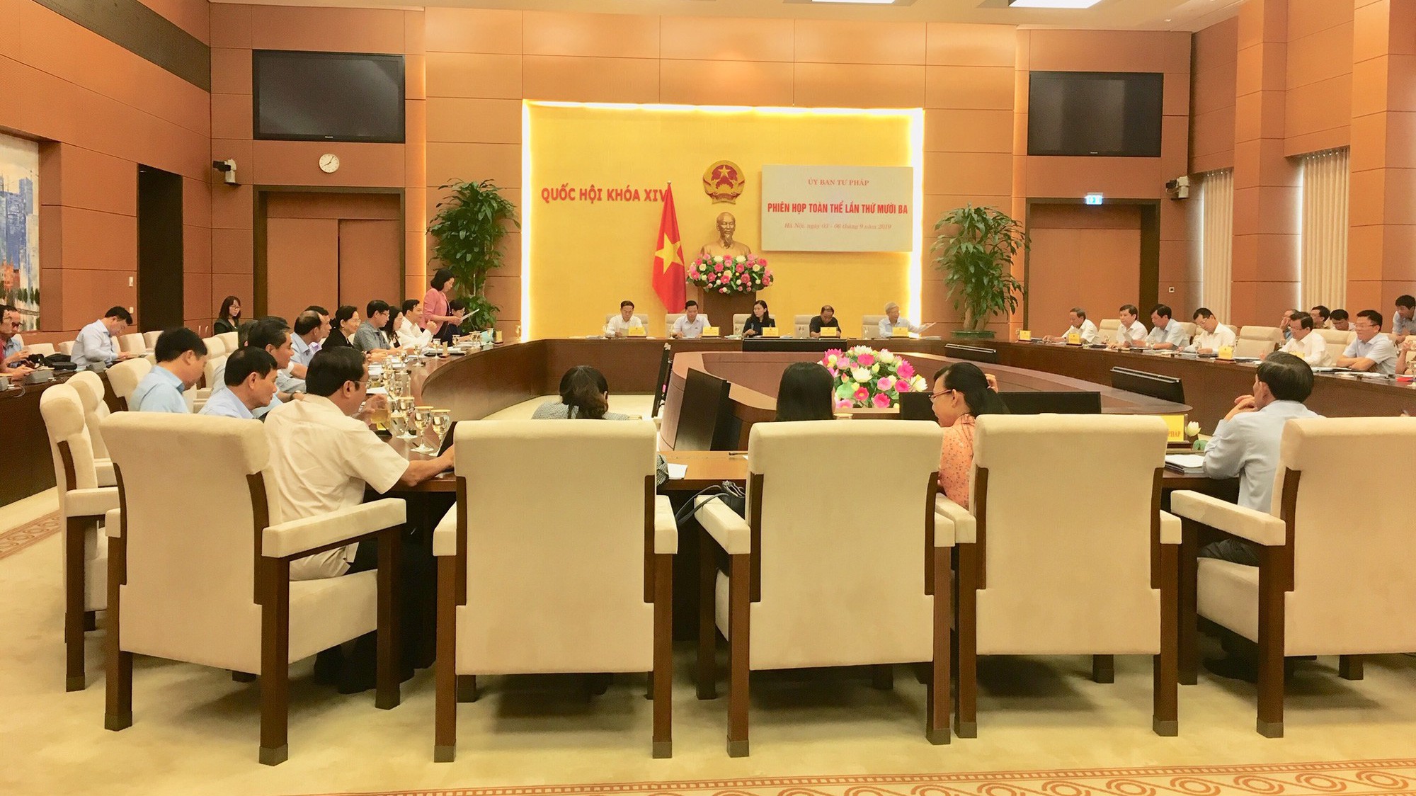 Toàn cảnh phiên họp của Uỷ ban Tư pháp 