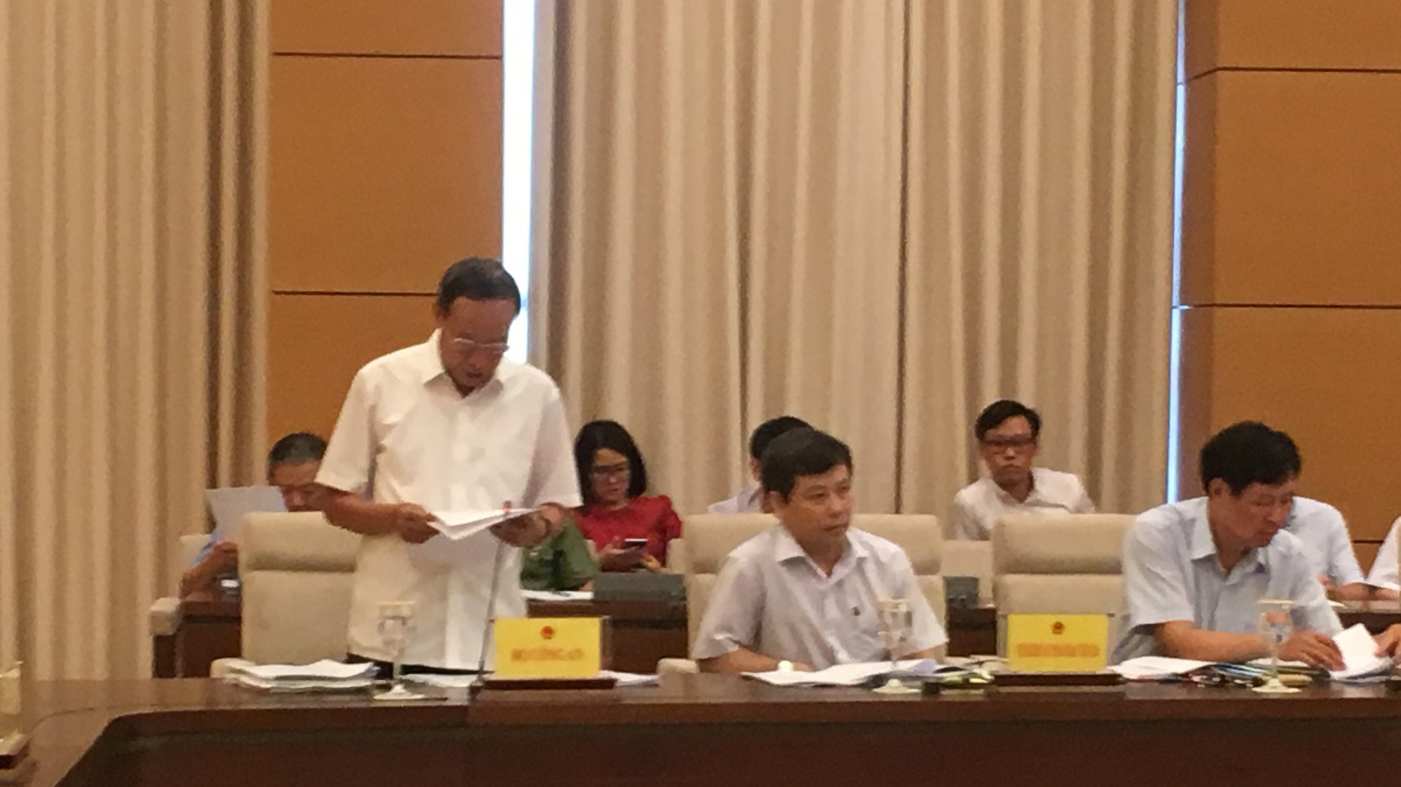 Thượng tướng Lê Quý Vương trình bày bào cáo tại phiên họp. 