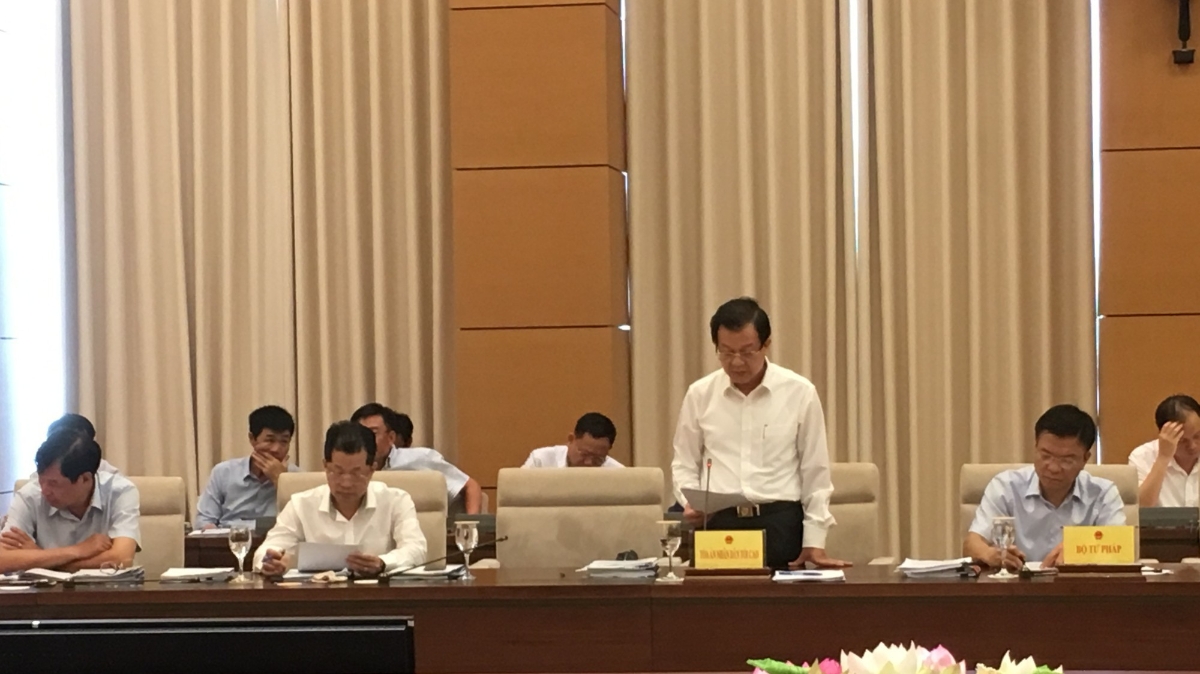 Lãnh đạo Toà án nhân dân Tối cao trình bày báo cáo tại phiên họp 