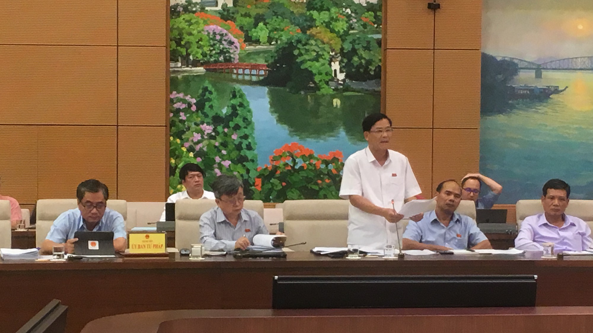 Uỷ viên Uỷ ban Tư pháp của Quốc hội, đại biểu Hoàng Văn Hùng phát biểu tại phiên họp 