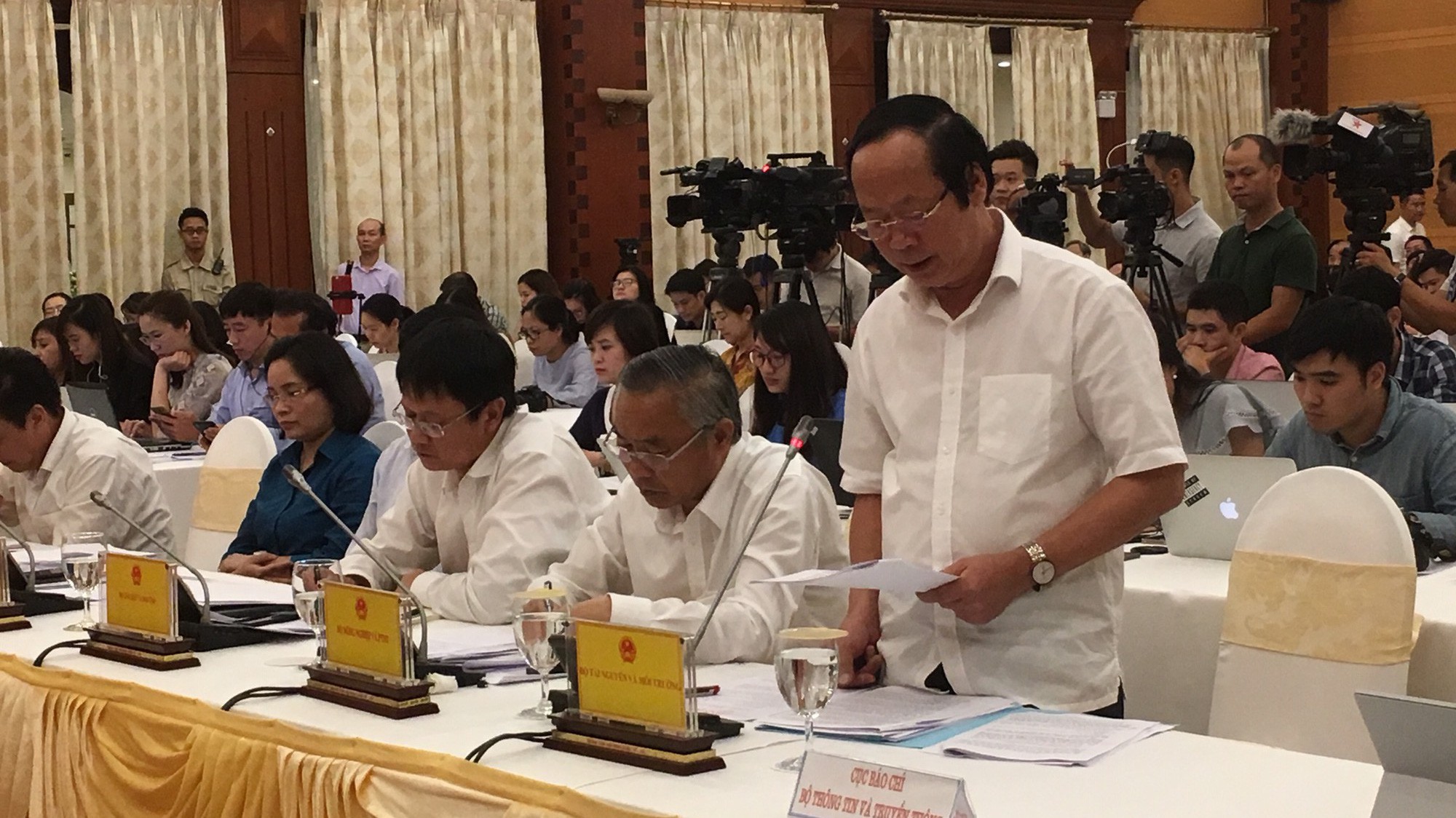 Thứ trưởng Bộ Tài nguyên và Môi trường Võ Tuấn Nhân trả lời báo chí tại cuộc họp báo.