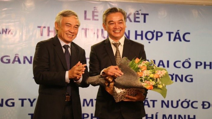 Ông Phạm Văn Thông (bên trái) cũng từng bị kỷ luật khi còn là Chủ tịch Hội đồng quản trị Ngân hàng Saigonbank.