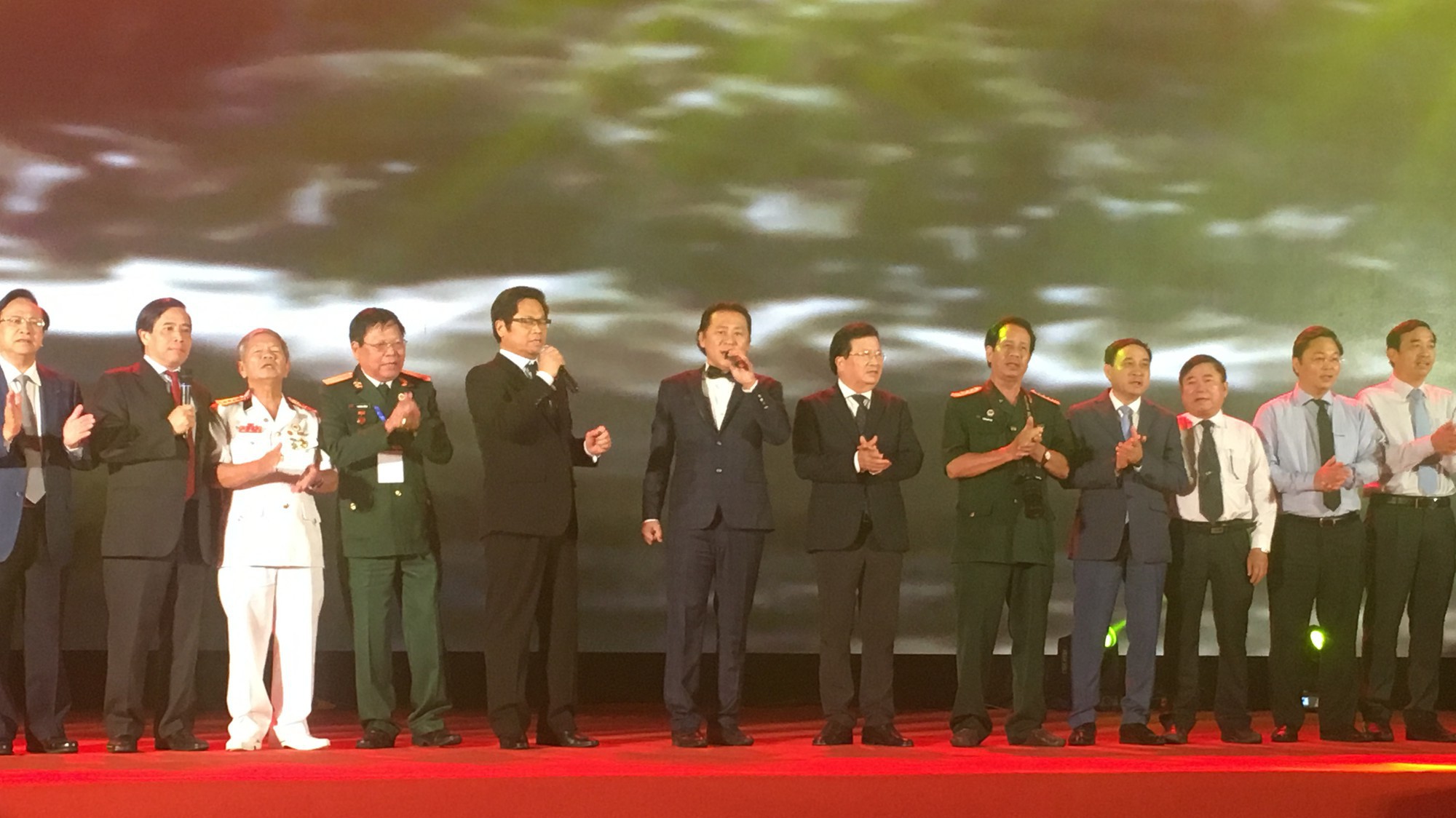 Phó thủ tướng Trịnh Đình Dũng (thứ sáu từ phải sang)  cùng doanh nhân đồng ca "Bác đang cùng chúng cháu hành quân).