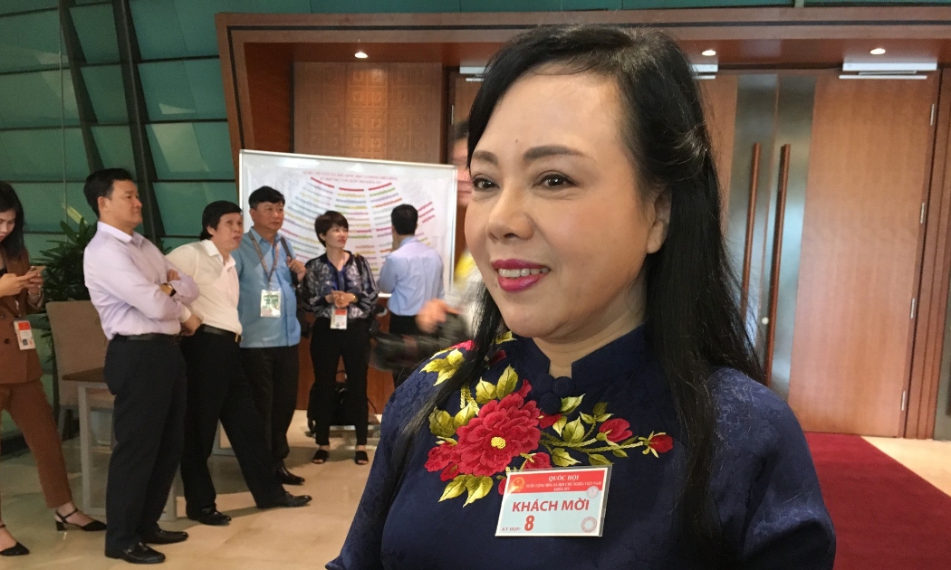 Bộ trưởng Bộ Y tế Nguyễn Thị Kim Tiến bên hành lang Quốc hội - Ảnh: Mỹ An