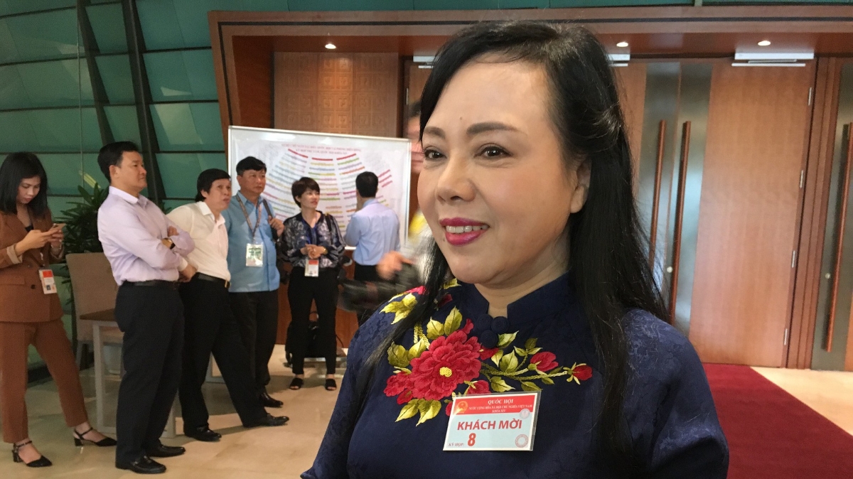 Bộ trưởng Bộ Y tế Nguyễn Thị Kim Tiến bên hành lang Quốc hội - Ảnh: Mỹ An 