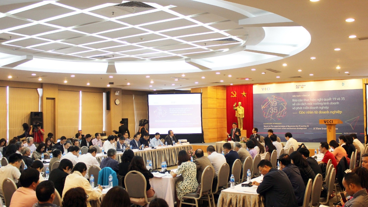 Báo cáo "Thực hiện nghị quyết 19 và nghị quyết 35 về cải thiện môi trường kinh doanh và phát triển doanh nghiệp - góc nhìn từ doanh nghiệp " vừa được công bố sáng 20/11 tại hội thảo của VCCI