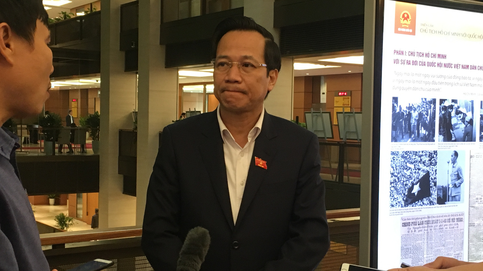 Bộ trưởng Bộ Lao động, thương binh và xã hội Đào Ngọc Dung trao đổi với báo chí bên hành lang Quốc hội.