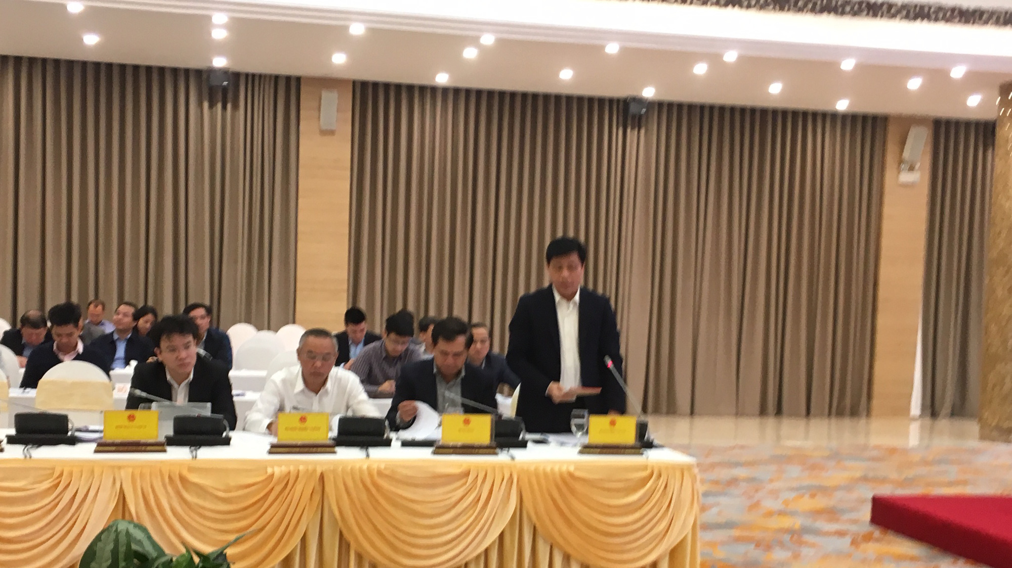 Thứ trưởng Bộ Giao thông vận tải Nguyễn Ngọc Đông trả lời báo chí tại cuộc họp báo. 