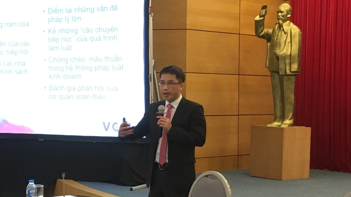 Ông Đậu Anh Tuấn, Trưởng ban Pháp chế VCCI trình bày bào cáo. 