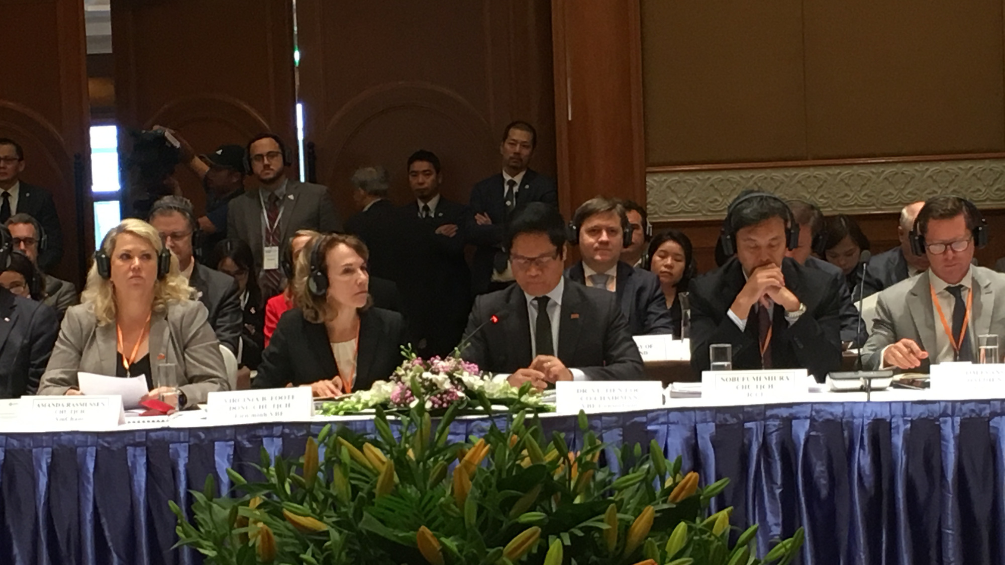 Chủ tịch VCCI Vũ Tiến Lộc (giữa) phát biểu tại diễn đàn. 