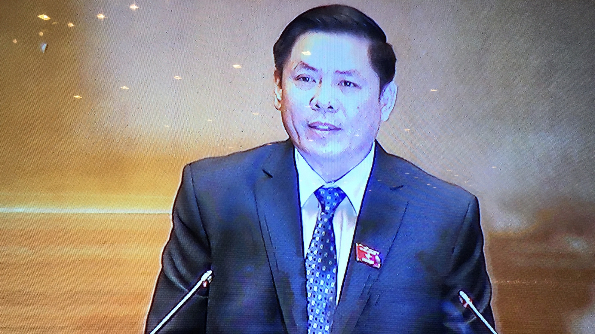 Bộ trưởng Nguyễn Văn Thể trình dự án trước Quốc hội.