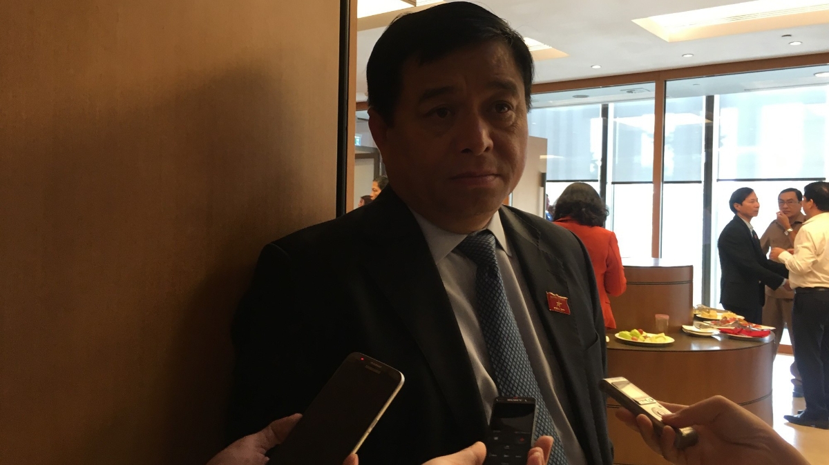 Bộ trưởng Bộ Kế hoạch và Đầu tư Nguyễn Chí Dũng trao đổi với báo chí bên hành lang Quốc hội.