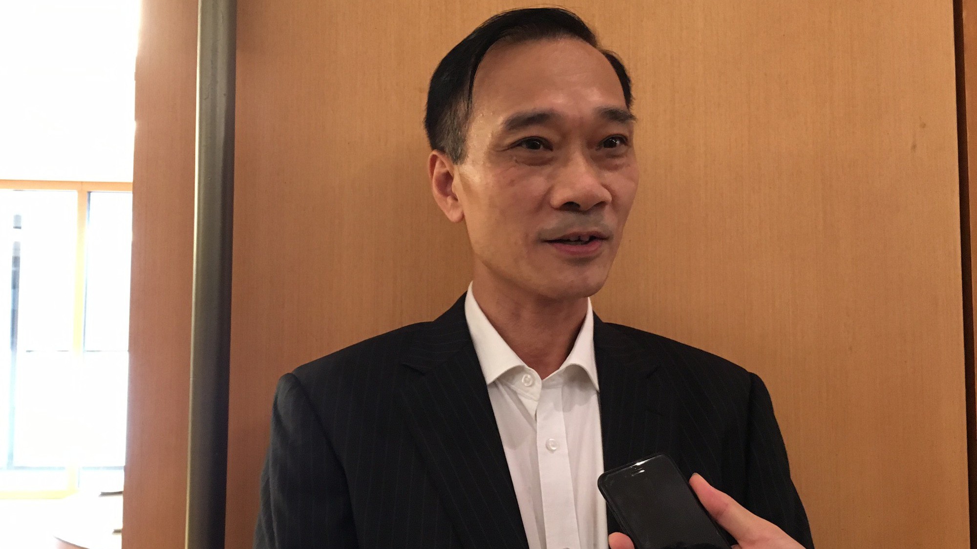 Chủ nhiệm Uỷ ban Kinh tế Vũ Hồng Thanh trao đổi với báo chí bên hành lang Quốc hội.