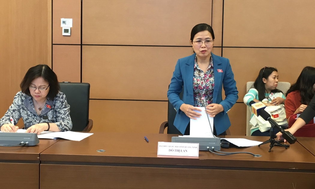 Đại biểu Đỗ Thị Lan phát biểu tại tổ.