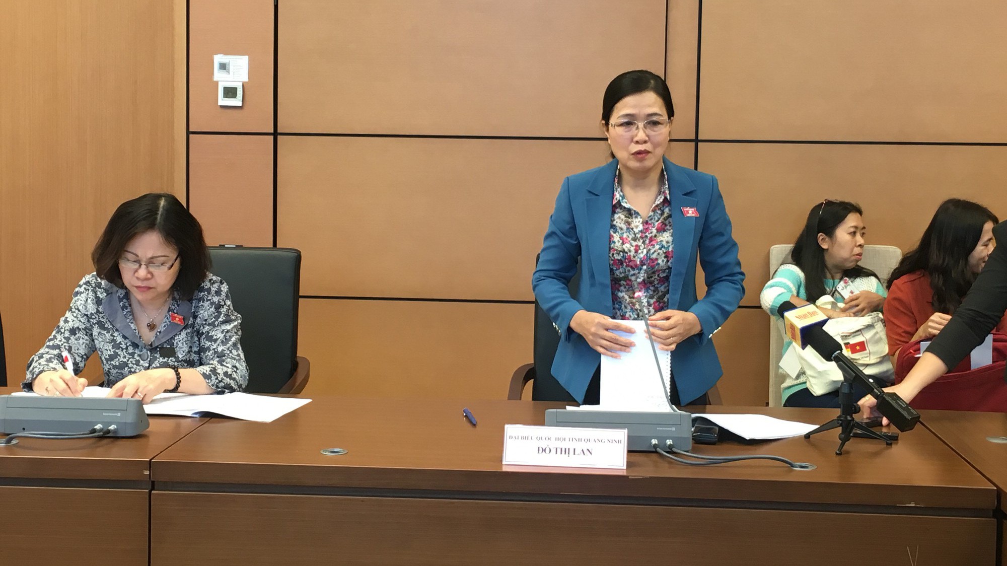 Đại biểu Đỗ Thị Lan phát biểu tại tổ.