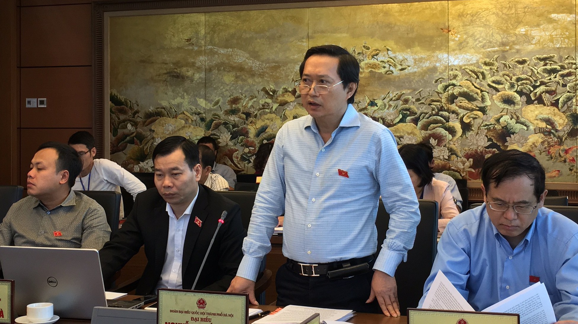 Đại biểu Nguyễn Quốc Bình thì chính sách gì thuộc quyền Chính phủ không cần thông qua Quốc hội thì hoàn toàn nhất trí 100%, Chính phủ càng tạo điều kiện tối đa cho Tp.HCM càng tốt. 