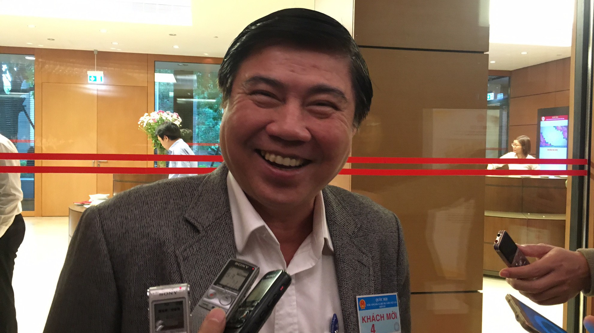 Chủ tịch UBND Tp.HCM Nguyễn Thành Phong trao đổi với báo chí bên hành lang Quốc hội.