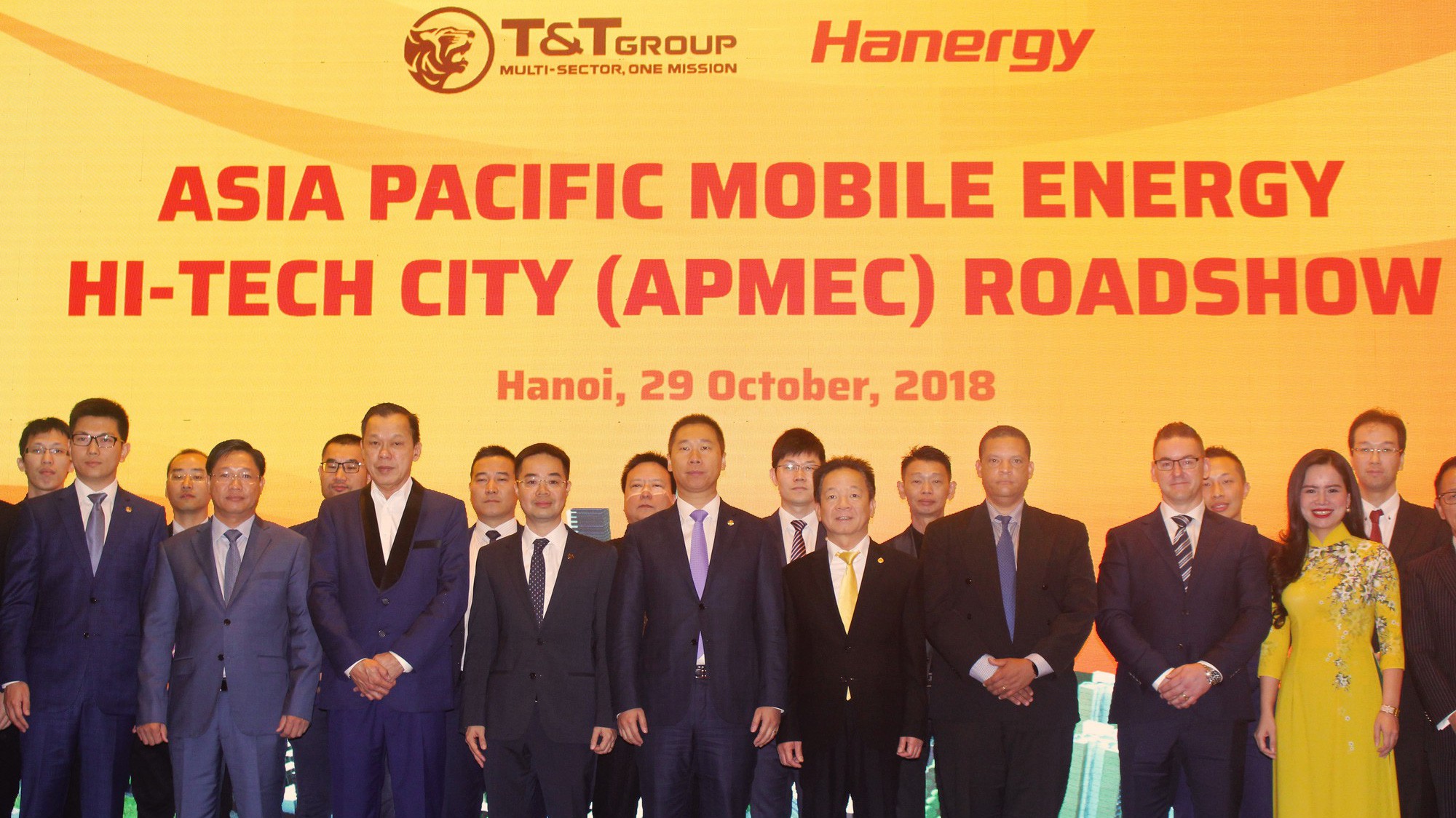 Chủ tịch HĐQT kiêm Tổng giám đốc T&T Group Đỗ Quang Hiển chụp ảnh kỷ niệm cùng các đại biểu dự hôi thảo.