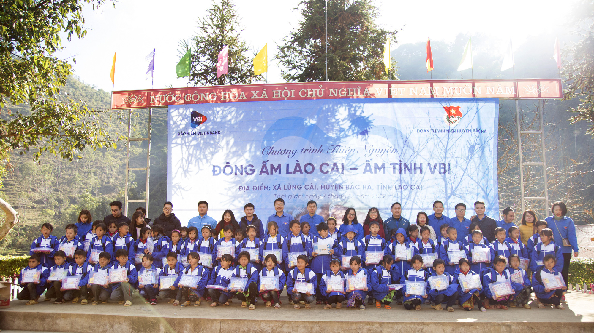 Những phần quà đã được Bảo hiểm VietinBank trao tận tay các em nhỏ trường phổ thông dân tộc bán trú tiểu học Lùng Cải.