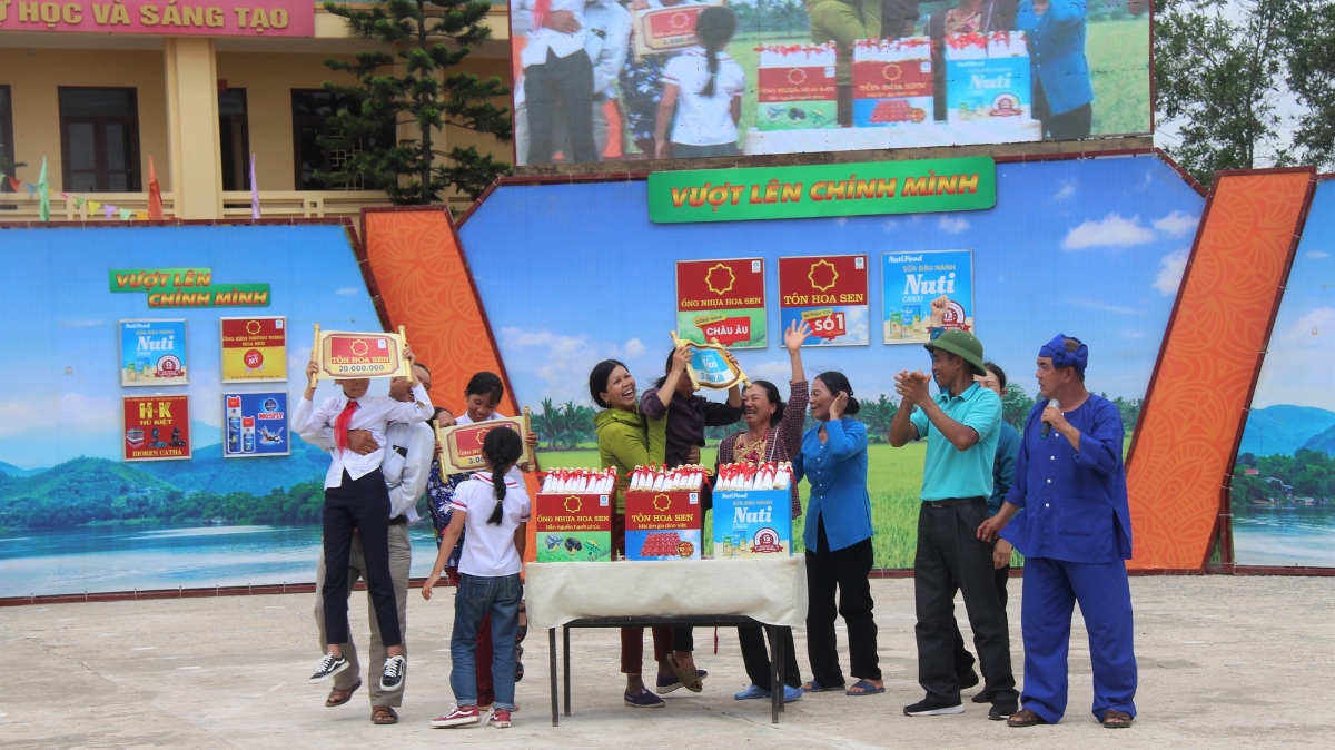 Tập đoàn Hoa Sen luôn thực hiện các hoạt động tài trợ, từ thiện vì cộng đồng như xây cầu, xây trường học, tiếp bước trẻ em đến trường.