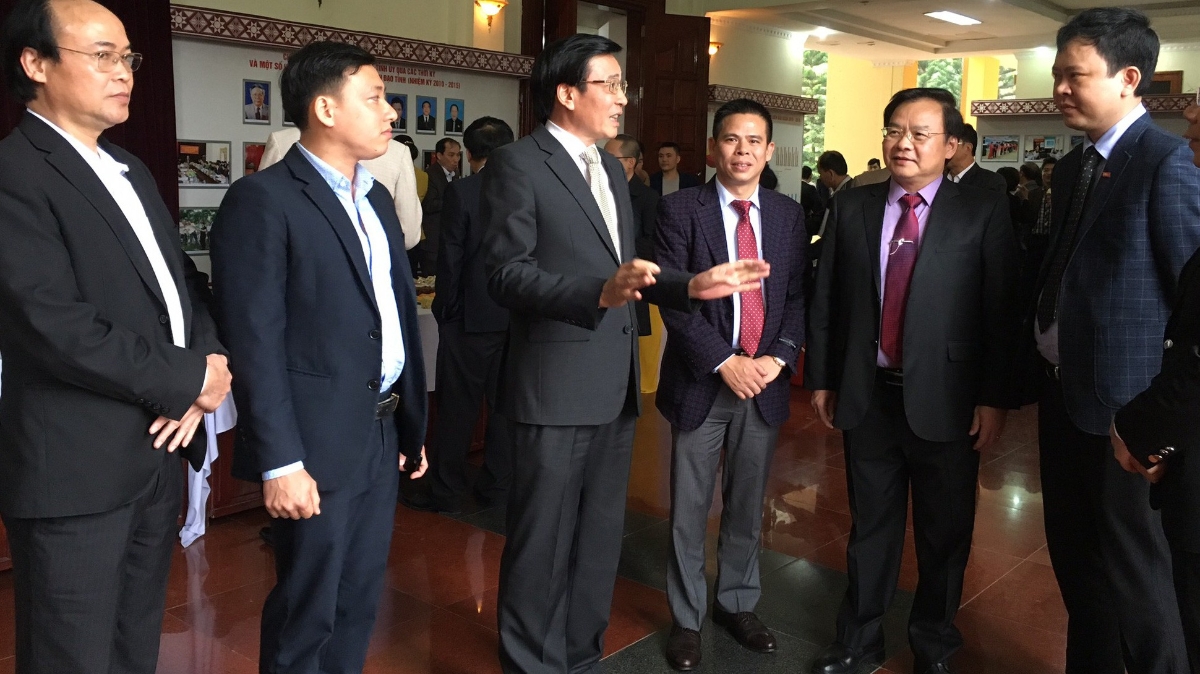 Bí thư Trần Văn Sơn (thứ ba từ trái sang) và Chủ tịch Mùa A Sơn (thứ hai từ phải sang) trao đổi với doanh nghiệp trong giờ giải lao.