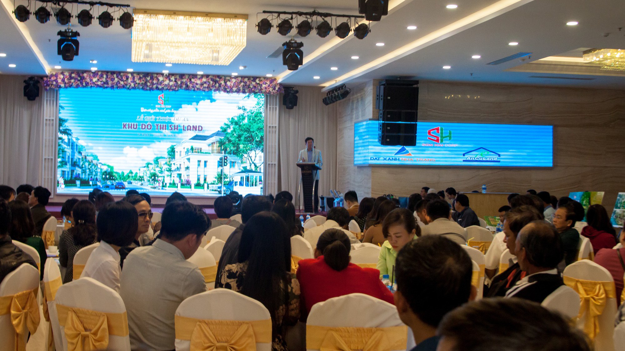 Sự kiện đã thu hút sự quan tâm và tham dự của gần 300 khách hàng.