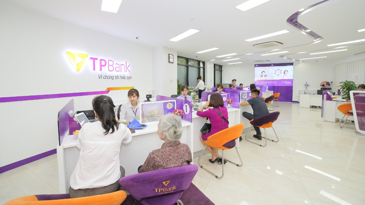 Khách hàng giao dịch tại TPBank.
