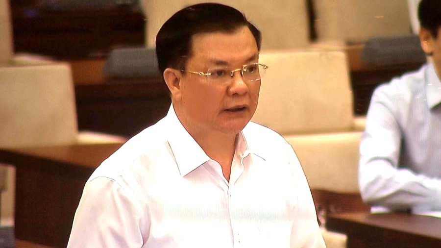 Bộ trưởng Bộ Tài chính Đinh Tiến Dũng phát biểu tại phiên họp.