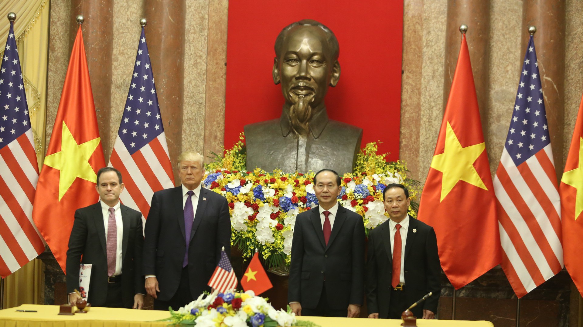 Các lãnh đạo hai nhà nước chứng kiến lễ ký kết giữa Tài chính Hoàng Huy và Navistar.