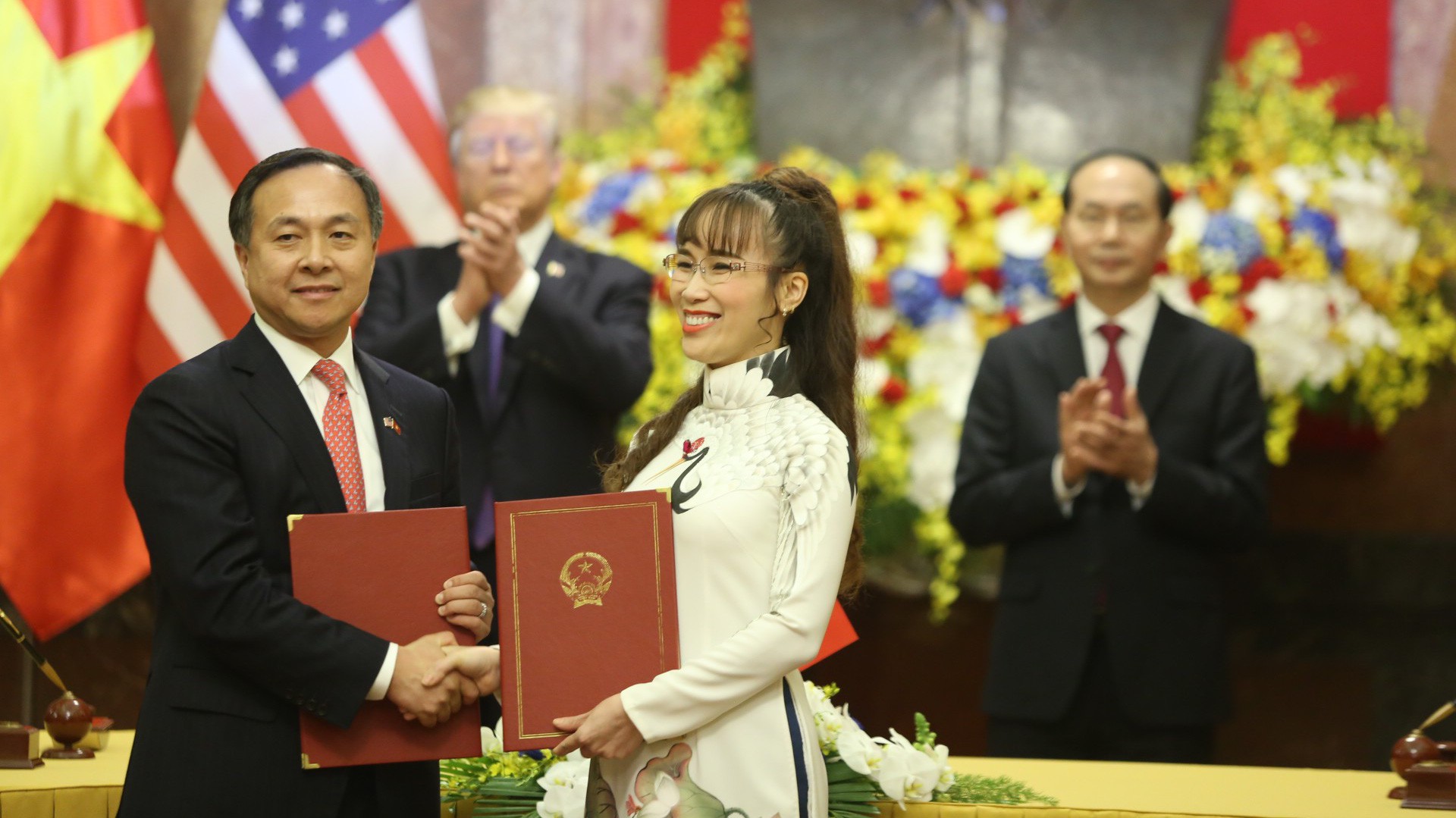 Tổng giám đốc Vietjet Nguyễn Thị Phương Thảo ký thoả thuận mua và bảo dưỡng động cơ máy bay với đối tác Mỹ trước sự chứng kiến của Chủ tịch nước Trần Đại Quang và Tổng thống Mỹ Donald Trump - Ảnh Quang Phúc.