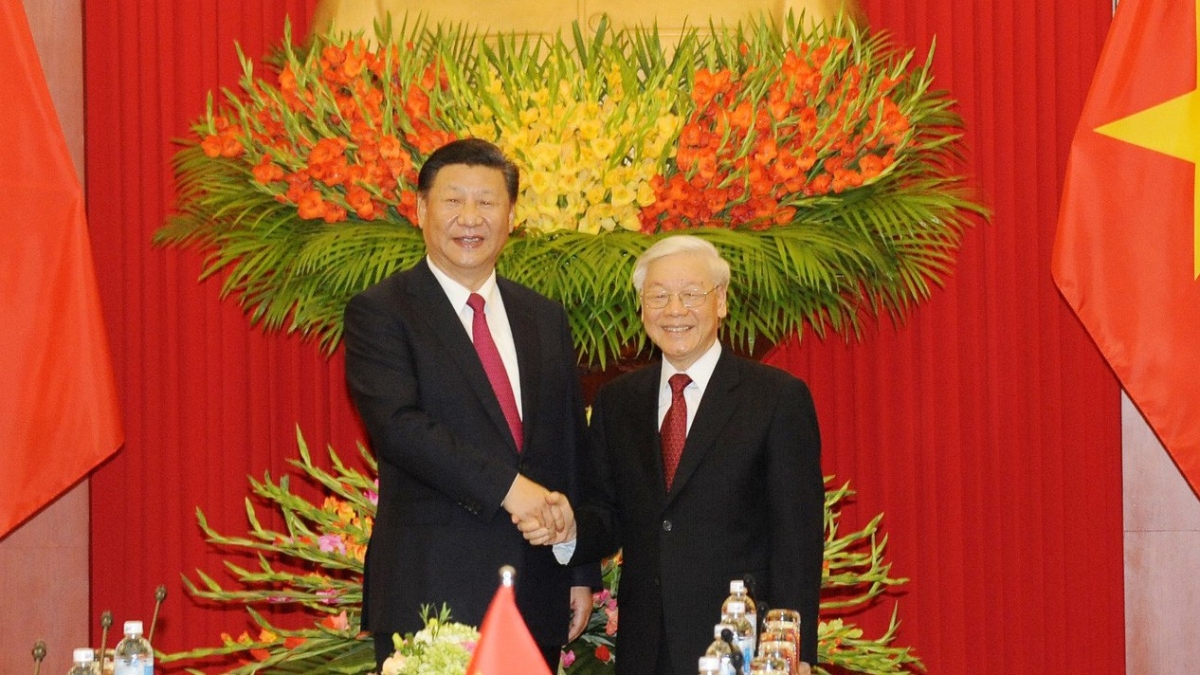 Sau cuộc hội đàm, Tổng bí thư Nguyễn Phú Trọng và Tổng bí thư, Chủ tịch Trung Quốc Tập Cận Bình đã chứng kiến lễ ký 12 văn kiện hợp tác giữa hai bên - Ảnh: Trần Hải.