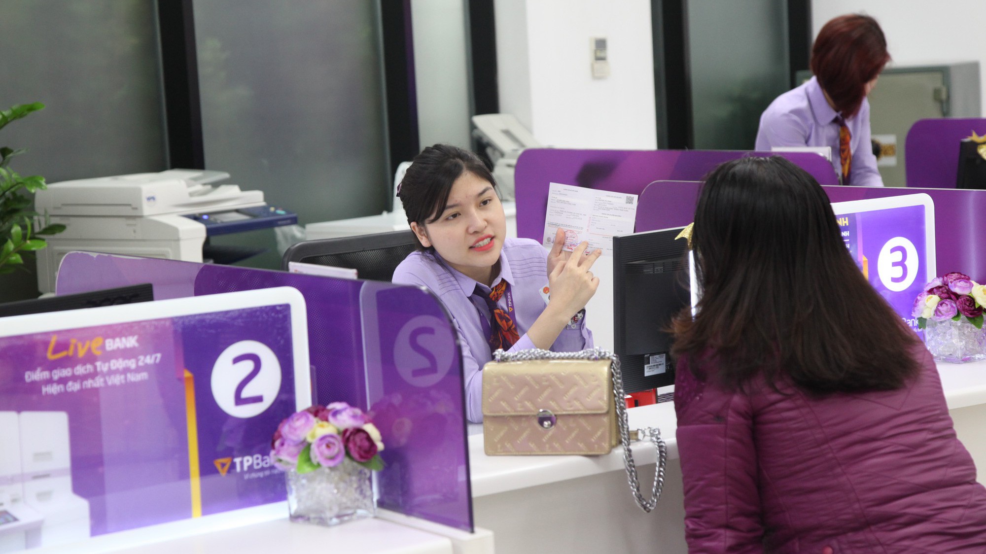 Khách hàng giao dịch tại TPBank.