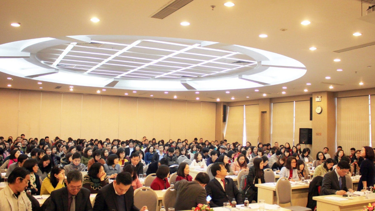 Theo giới thiệu của ban tổ chức hội nghị thì có khoảng 150 doanh nghiệp được mời tham dự. Nhưng ngay từ khi khai mạc số người đếm vội cũng đã gấp khoảng ba lần.