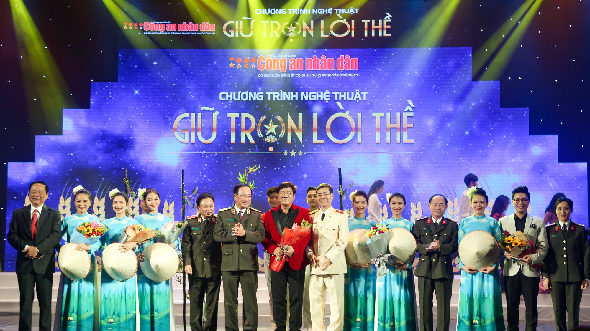 Chương trình nghệ thuật "Giữ trọn lời thề" nhằm ôn lại truyền thống 72 năm xây dựng và trưởng thành của Báo Công an nhân dân.