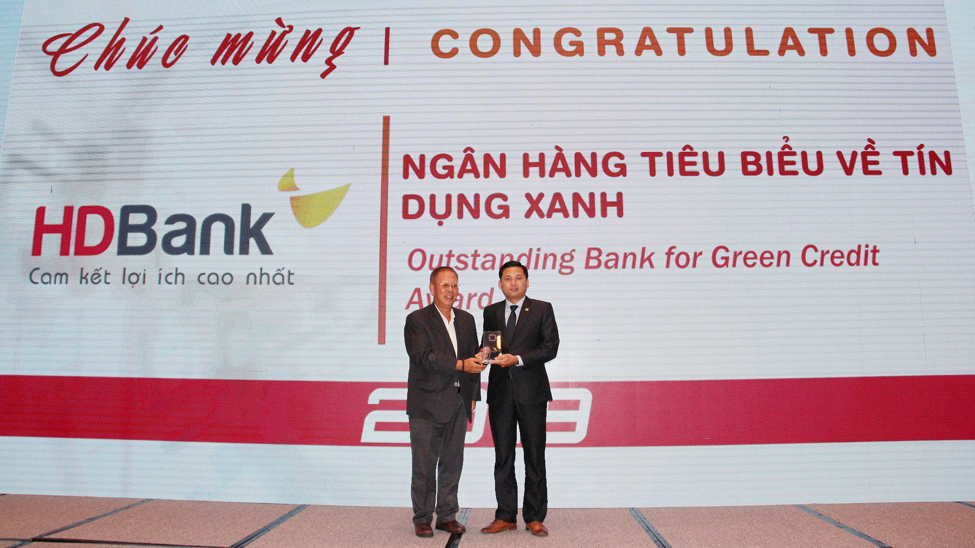 "Ngân hàng Tiêu biểu về Tín dụng Xanh" là sự ghi nhận xứng đáng cho HDBank với những nỗ lực trao cơ hội để mở rộng kinh doanh và đóng góp giúp nền kinh tế bền vững hơn, nhằm hướng đến một môi trường tăng trưởng bền vững.