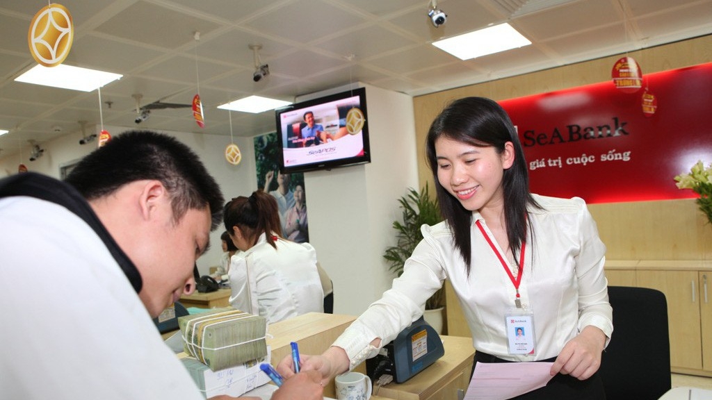 Khách hàng giao dịch tại SeABank.