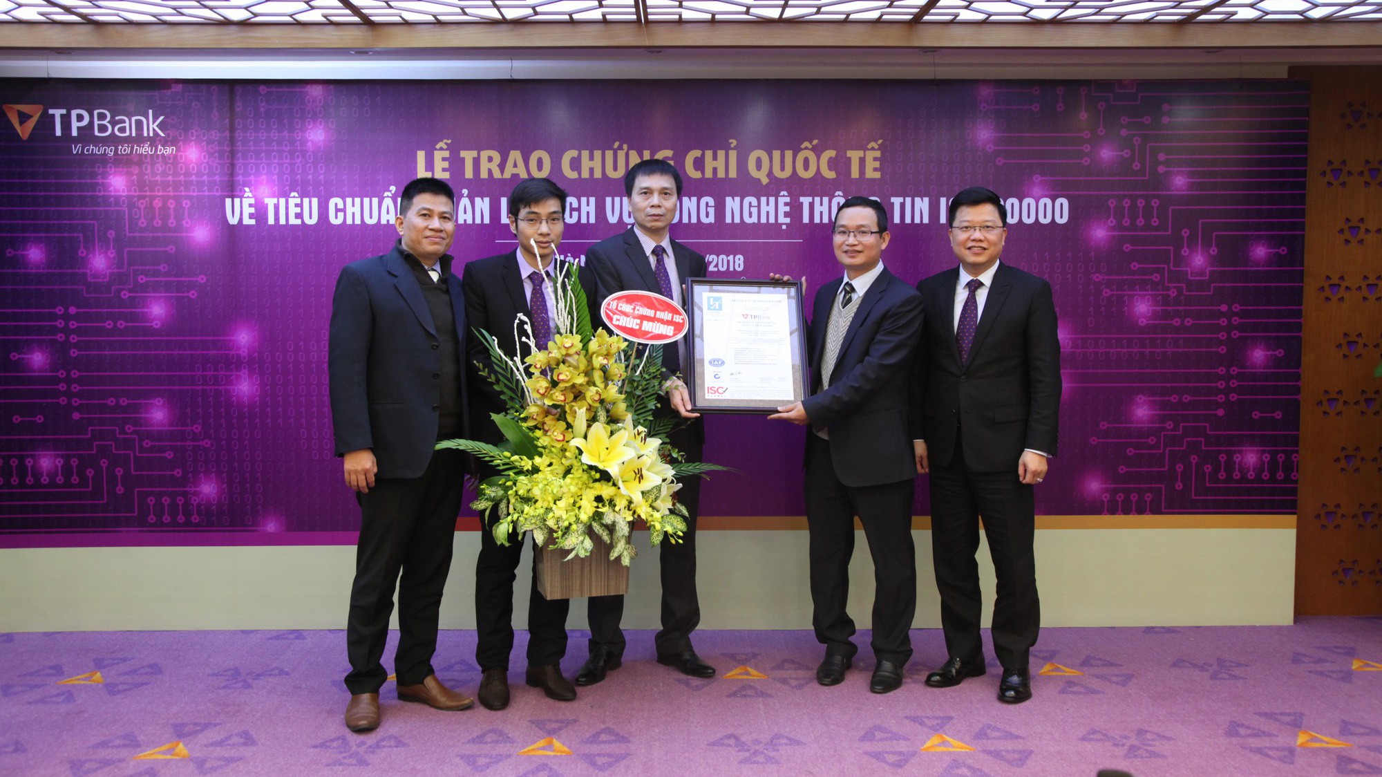 Ông Quách Thạch Thi - Giám đốc ISC Việt Nam (thứ 2 từ trái sang) trao chứng chỉ quốc tế ISO 20000 cho TPBank.