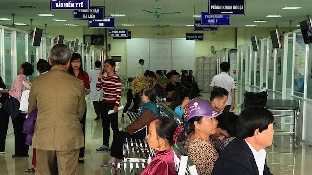 Về mức hưởng bảo hiểm y tế khi người bệnh khám chữa bệnh không đúng tuyến, sau đó được chuyển lên tuyến trên được xác định là không đúng tuyến thì được thanh toán theo mức khám chữa bệnh không đúng tuyến.