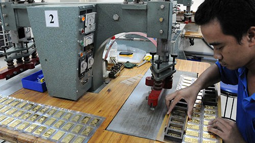 Vàng nguyên liệu dưới dạng khối, thỏi, hạt, miếng và các loại vàng khác sẽ được phép xuất nhập khẩu.