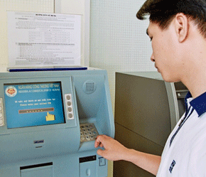 Giao dịch tại máy ATM Incombank - Ảnh: Việt Tuấn.