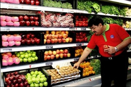 Áp lực về giá đã giảm đáng kể nhờ chính sách thắt chặt tiền tệ được áp dụng liên tục của các ngân hàng trung ương tại các thị trường mới nổi.