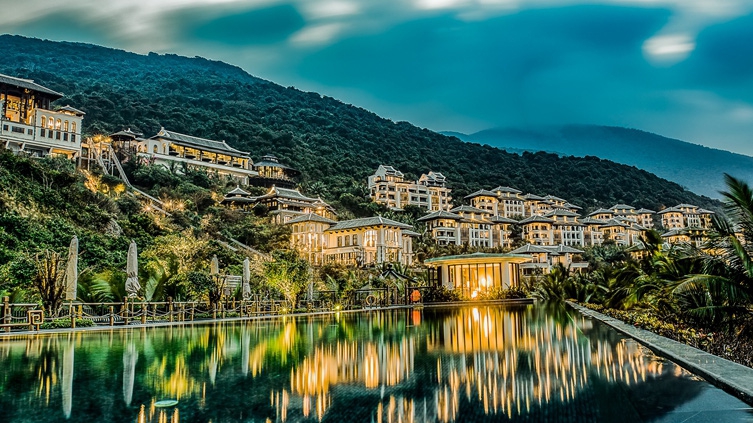 Năm nay, InterContinental Danang Sun Peninsula Resort tròn 5 năm đi vào hoạt động, và đây cũng là một năm kỷ lục về số lượng giải thưởng và danh hiệu dành cho khu nghỉ dưỡng này, với 18 giải thưởng và danh hiệu đã được trao tặng tính đến thời điểm 10/2017.