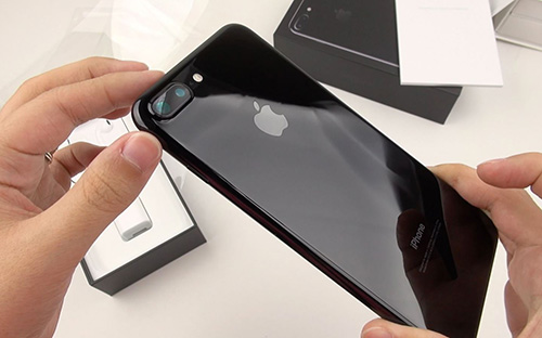 iPhone 7 Plus là chiếc điện thoại cao cấp duy nhất nằm trong top 10 smartphone được người tiêu dùng Việt mua nhiều nhất 6 tháng đầu năm 2017.