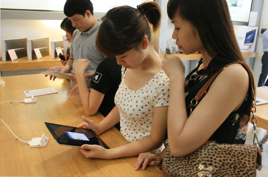 Khách hàng đến tìm hiểu New iPad chính hãng tại cửa hàng bán lẻ iStore Premium của FPT khá vắng - Ảnh: Nguyên Đức.