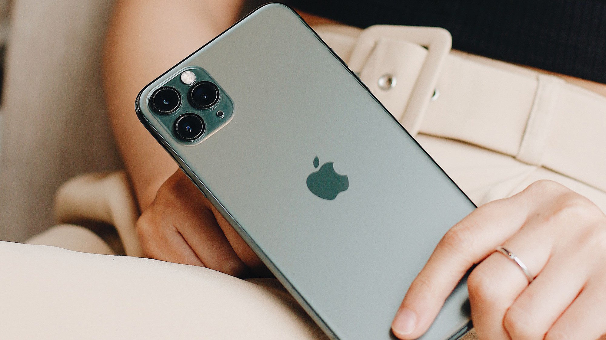 Mua iPhone 11, 11 Pro, 11 Pro Max tại FPT Shop và F.Studio từ ngày 01 - 30/11, bạn sẽ được tặng phiếu mua hàng 1 triệu đồng lên đời trả trước từ 0 đồng và góp từ 980.000đ/tháng.