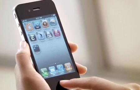 Nhiều smartphone cao cấp của nhiều hãng như Samsung, Nokia, HTC hay Sony Ericson đều giảm giá nhưng dòng iPhone 4 và iPhone 4S vẫn đứng giá, thậm chí có xu hướng tăng.