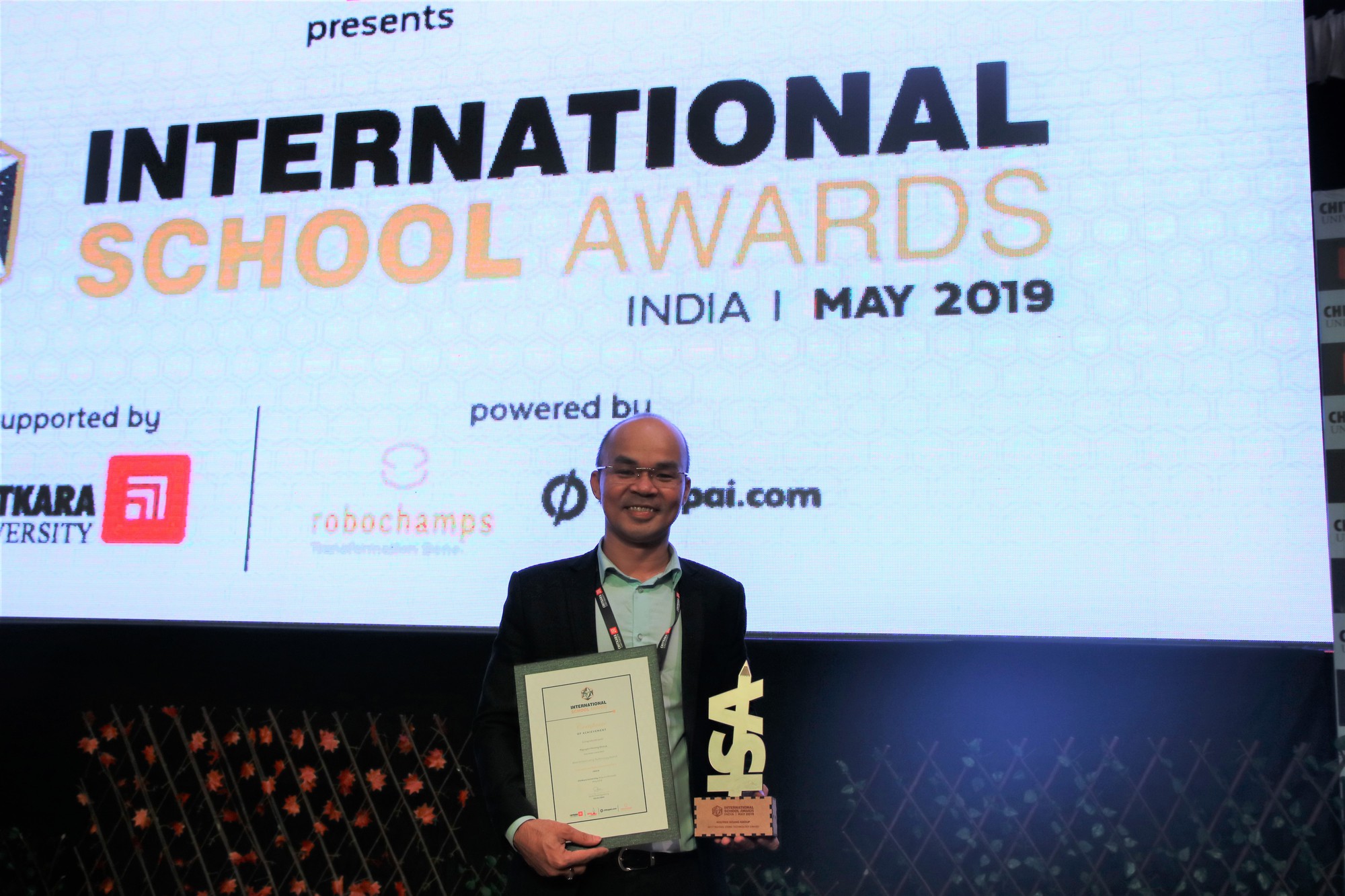 Tập đoàn Nguyễn Hoàng nhận giải thưởng quốc tế về công nghệ trong trường học - Ảnh 1.