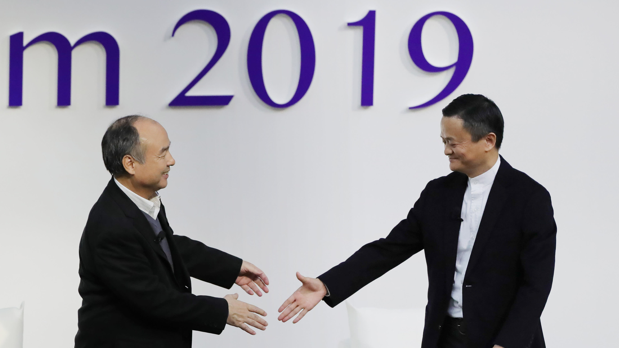 Masayoshi Son và Jack Ma có cuộc trò chuyện tại Đại học Tokyo ngày 6/12 - Ảnh: Nikkei.