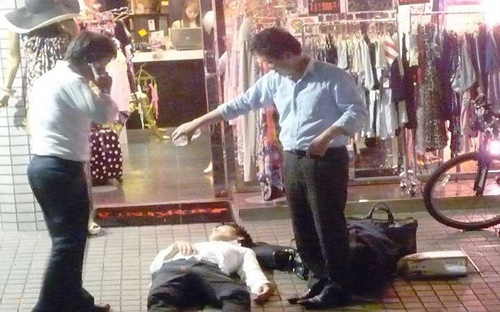 Uống rượu là văn hóa tối quan trọng trong kinh doanh tại Nhật Bản, không chỉ với khách hàng mà còn với đồng nghiệp, cấp trên - Ảnh: Business Insider.<br>